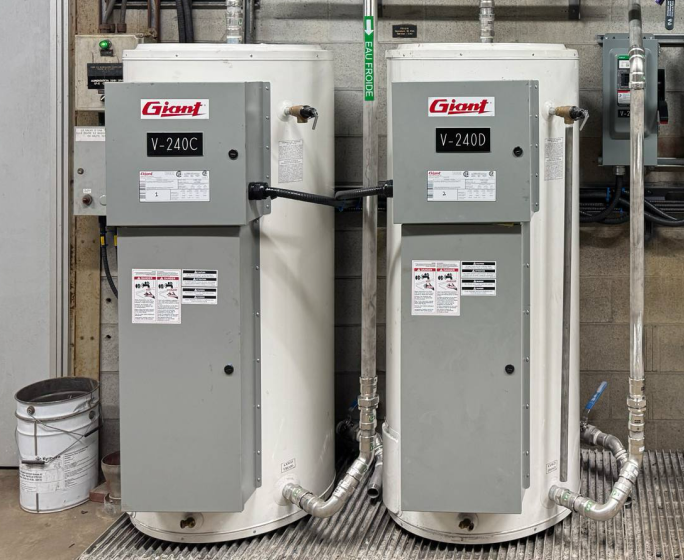 Femme paniquée face à une fuite