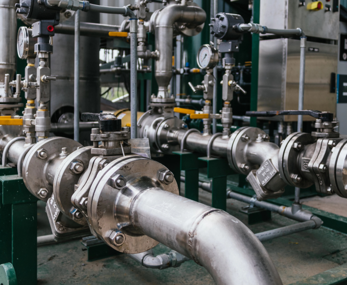 Femme paniquée face à une fuite