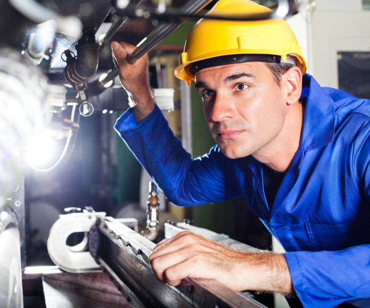 Femme paniquée face à une fuite